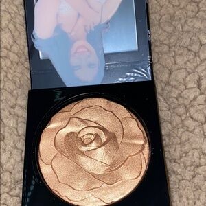 Mac Cosmetics Selena skin-finishing highlighter